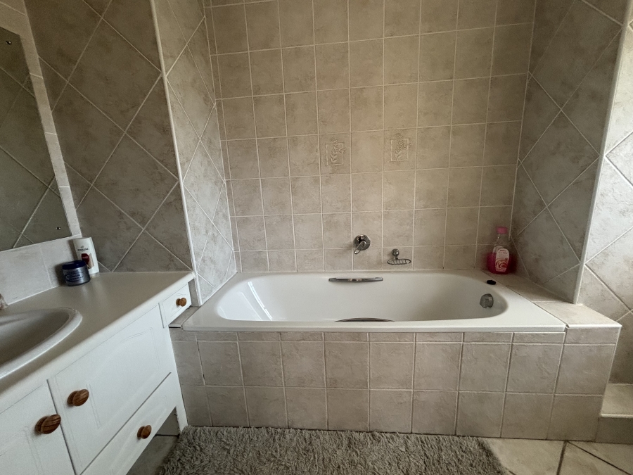 To Let 3 Bedroom Property for Rent in Summerstrand Eastern Cape